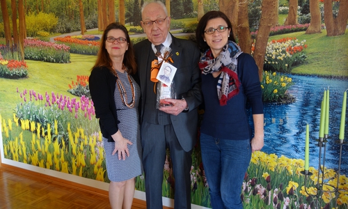 Elisabeth König und Petra Rohenkohl vom Leitungsteam der Kolpingfamilie Wolfenbüttel
gratulieren Dieter Lorenz, dem Bürgermeister a. D. und ehrenamtlichen Bürgermeister von Sickte, zu seinem 80. Geburtstag. Foto: König