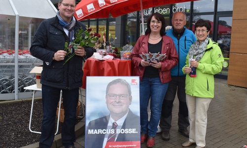 Ruth Naumann (Kreistagsabgeordnete) und Andrea Föniger
(stellv.Bürgermeisterin der Stadt Schöppenstedt) ünterstützen Marcus
Bosse tatkräftig bei Gesprächen mit Bürgern wie Waldemar Winnich
(hinten rechts) zu aktuellen politischen Themen. (v.r.). Foto: SPD