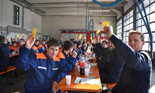 Die Stimmberechtigten heben ihre Stimmkarten zur Wahl des neuen (alten) Fachbereichsleiters Finanzen. Foto: Kreis-Jugendfeuerwehr Goslar