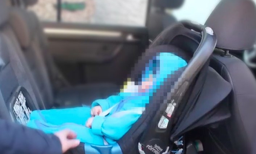 Der Horror eines jeden Elternteils: Einmal nicht aufgepasst und das Kind ist im Auto eingeschlossen. Symbolfoto: Robert Braumann