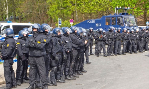 Die weiträumigen Hausdurchsuchungen bei Fans von Eintracht Braunschweig ergaben nichts. Waren sie verhältnismäßig? Symbolfoto: Grimm