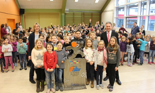 Über das nächste Schulhalbjahr hat der Sport-Oskar im Foyer der Gebrüder-Grimm-Schule seinen Platz. Heute wurde er von Thomas Fast feierlich übergeben. Foto: Eva Sorembik