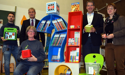 Kirsten Brocks (von rechts), Dr. Oliver Junk, Stadtbibliothek-Mitarbeiterin Petra Meisner, Dirk Leide und Bibliotheks-Bufdi Robert Berking zeigen die neuen Errungenschaften – von Tonie-Boxen und Tablets bis zur Was-ist-Was-Säule. (Foto: Stadt Goslar)
