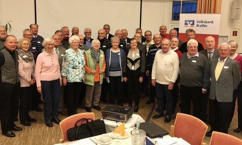 Claudia Kayser, Leiterin der Direktion Wolfsburg der Volksbank BraWo, und Torsten-Armin Kietzmann, Aufsichtsratsvorsitzender, ehrten die anwesenden Jubilare für 50 Jahre Mitgliedschaft. Foto: Volksbank BraWo