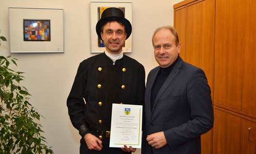 Landrat Gerhard Radeck überreicht Herrn Magnus die Bestallungsurkunde. Foto: Landkreis Helmstedt