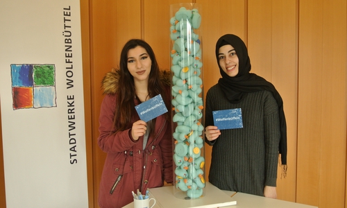 Die Studenten haben sich auf die Schnitzeljagd gut vorbereitet. Foto: Stadtwerke
