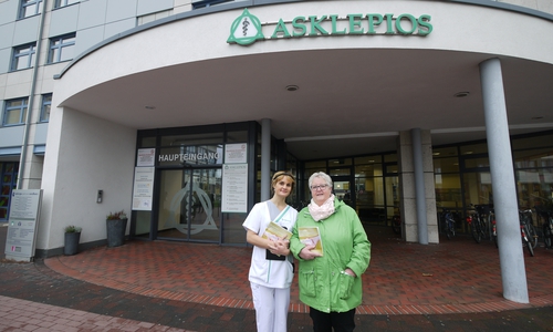 Die Alzheimer-Gesellschaft und die Harzkliniken verstärken ihre Zusammenarbeit:  Gudrun Ribbe (im Bild rechts), Vorstand der Alzheimer-Gesellschaft im Landkreis Goslar, und Beata Boronczyk, „Advanced Practice Nurse“ (APN),  neue Spezialistin und Pflegeexpertin in den Harzkliniken für Demenz.  Foto: Asklepios Harzkliniken 

 