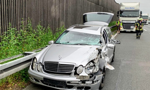 Eines der Unfallautos nach dem Zusammenprall auf der BAB2. Foto: Feuerwehr Helmstedt.
