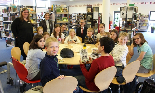 Von links: Lese-Club-Leiterin Meike Buthmann, Ille Schneider vom Freundeskreis der Stadtbücherei und die Kinder freuen sich über die Spende der Braunschweigischen Sparkassenstiftung vertreten durch Beiratsmitglied Meik Rahmsdorf. Foto: Max Förster