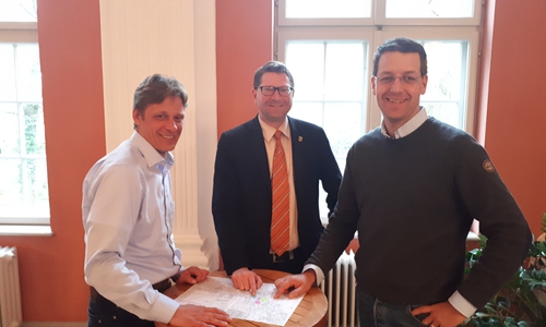 Bürgermeister Marco Kelb (Mitte) beriet sich mit der Spitze der CDU/FDP-Gruppe Kai Jacobs (links) und Stefan Fenner (rechts) zur Sickter Ortsmitte. Foto: privat