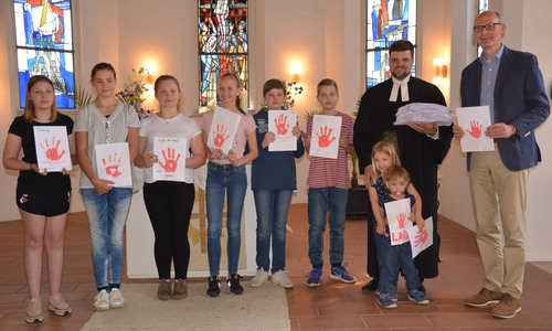 Im Gottesdienst überreichten die Jugendlichen ihre Botschaft an den Landtagsabgeordneten Christoph Plett. Foto: Kirchenkreis Peine