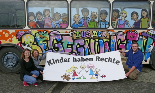 Yvonne Blöcker und Madlen Kestner vom Lokalen Bündnis für Familie des Landkreises Peine, sowie Nils Waymann vom Peiner Kinderschutzbund freuen sich zum Weltkindertag am 21. September auf viele Besucher am und im Bus der Begegnung. Foto: Landkreis Peine