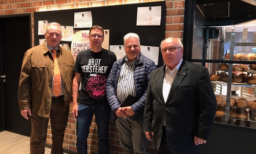 In der Bäckerei Richter v. l. n. r.: Frank Oesterhelweg, Carsten Richter, Hansi Felderhoff und Wolfgang Gürtler. Foto: CDU