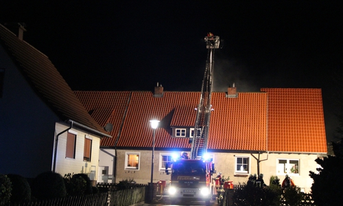 Die Drehleiter kam bei der Brandbekämpfung zum Einsatz. Fotos: Feuerwehr