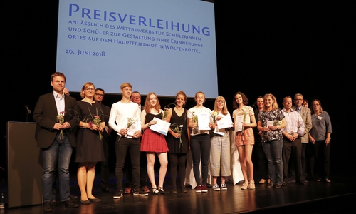 Das Foto zeigt die prämierten Schüler mit den Verantwortlichen des Wettbewerbs. Foto: Stadt Wolfenbüttel