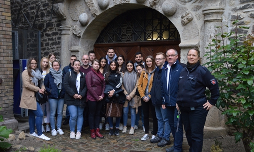 Vor dem Workshop versammelten sich alle Teilnehmenden für ein Gruppenfoto. Foto: Gedenkstätte in der JVA Wolfenbüttel