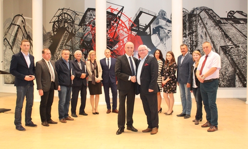 Wiedersehensfreude: die Partnerschaft zwischen dem polnischen Landkreis Trebnitz und dem Landkreis Goslar hat schon seit vielen Jahren Bestand. Nach der Begrüßung führte Goslars Landrat Thomas Brych die polnischen Freunde zunächst durch das Kreishaus und sparte dabei natürlich auch nicht den Kreistagssaal aus. Foto: Landkreis Goslar