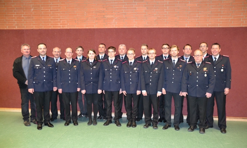 Von links: Bürgermeister Reinhard Päsler, Ortsbrandmeister Patrik Franke und Gemeindebrandmeister Bernd Schwager mit den Geehrten und Beförderten Holger Kronenberg, David Löchter, Jöle Breil, Sebastian Elger, Leif Berkefeld, Colja Walther, Lukas Achilles, Sebastian Hecht, Jan Achilles, Malte Berkefeld, Marius Drozdz, Ralf Lambrecht, André Busch, Martin Schröter und stellv. Ortsbrandmeister Marco Harneit. Foto: Privat