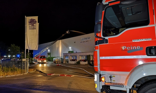 Die Feuerwehr löscht das Dach ab. Fotos: aktuell24(KR)