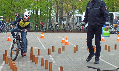 Unter den kritischen Blicken von Sven Golz mussten die jungen Radfahrer eine abgesteckte Strecke bewältigen. Fotos: Kreisverkehrswacht Helmstedt