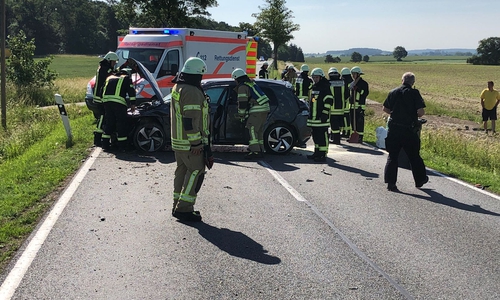 Auf der B244 kam es am Dienstagvormittag zu einem Unfall. Fotos: Maik Wermuth