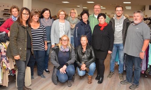  Juliane Liersch (Fünfte von rechts) begrüßte Vertreter von anderen niedersächsischen Rotkreuz-Läden im neuen Eberts Hof.