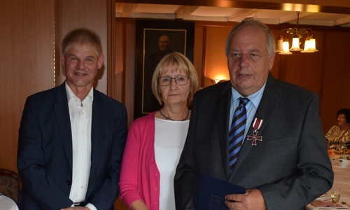 Hartmut Alder (rechts) mit Frau Angelika Alder und Oberbürgermeister Frank Klingebiel (links)
Foto: Stadt Salzgitter