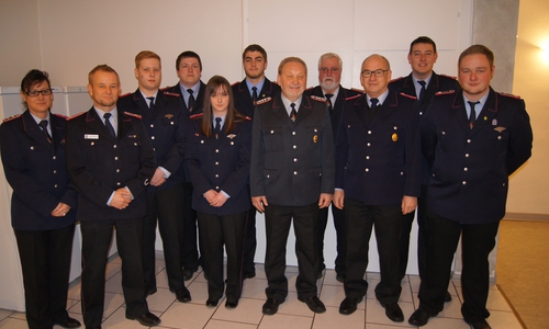 Stellvertretende Ortsbrandmeisterin Tanja Weilbier, Ortsbrandmeister Olaf Glaeske, Philipp Schmidt, Cornelius Witte, Jessica Schulz, Kai Brackmann, Wilfried Remer, Karl-Heinz-Schulz, Gerold Graf, Tim-Linus Teufert, Tim Wegner (v. li.). Foto: privat