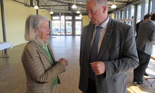 Seniorensprecherin Monika Bötel informiert Frank Oesterhelweg, vor der Sitzung, über Aktivitäten  im Kreis ihrer Mitglieder. 