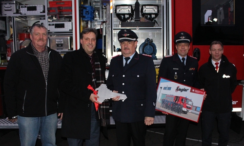 Lindens Ortsbürgermeister Kersten Meinberg, Stadtrat Thorsten Drahn, Stadtbrandmeister Rüdiger Hartmann, Ortsbrandmeister Marco Dickhut und Marcus Klick von der Firma Ziegler bei der Schlüsselübergabe. Fotos: Marian Hackert