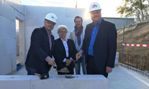 Sven Hansmeier, geschäftsführender Gesellschafter der FIBAV Unternehmensgruppe, nahm gemeinsam mit Gründungsgesellschafterin Vera Hansmeier, Jens Lehnhoff, verantwortlich für die Bauausführung, sowie Alexander Hoppe, dem Bürgermeister der Stadt Königslutter, die Grundsteinlegung vor. Foto: FIBAV