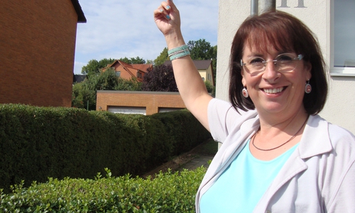 Andrea Föninger vor dem neuen Zusatzschild in der Leimkugelstraße.

Foto: Andrea Föninger