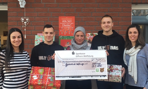 Anke Thies vom Fanprojekt Wolfsburg (Mitte),Yanick Riebau (2. v. l.) und Maik Marschke (2. v. r.) von den Weekend Brothers übergeben den Spendenscheck an Gaetana Tuccio (l.) und Patricia Plöger (r.) von "Geschenke der Hoffnung e. V.". Foto: Stadt Wolfsburg