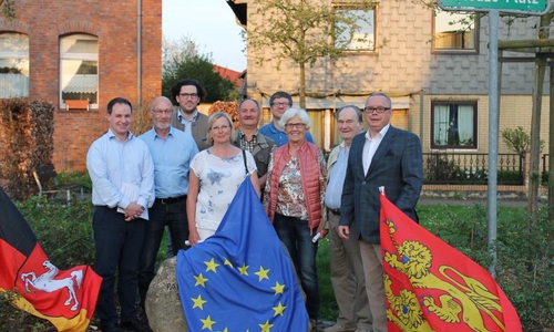 Voller Freude stellten sich die Teilnehmer des CDU-Rundgangs in Salzdahlum am Briouze Platz für die europäische Begegnung auf. Dabei waren (v. l.) Michael Schmitz, Wolfgang Bothe, Moritz Birkelbach, Ingrid Hein, Rolf Buchheister, Marius Herbst, Hroswitha von Alten-Weddelmann, Jürgen W. Kühne und Andreas Meißler. Foto: CDU