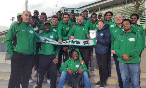 Freudig aufgrund des Stadionbesuchs beim VfL Wolfsburg mit eigenem Fanschal: Das Flüchtlingsteam "Panthers Veltheim" Foto: privat