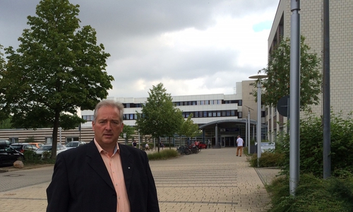 CDU-Landtagsabgeordneter Frank Oesterhelweg vor dem Städtischen Klinikum. Foto: Privat