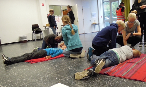 Die Schülerinnen und Schüler lernten wichtige Aspekte der Ersten Hilfe. Foto: Privat