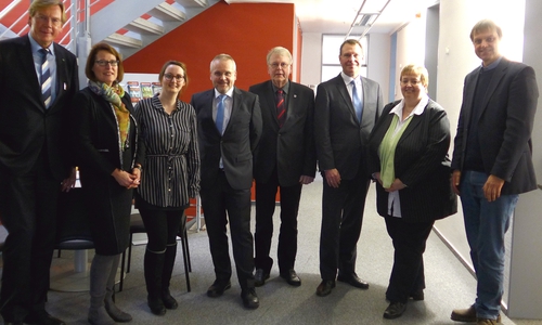 Rüdiger Warnke (Gesellschaftervertretung der Wohnstätten GmbH), Maren Sommer-Frohms (Geschäftsführerin der CWG), Christina Schulz (Gesellschaftervertretung der Gemeinde Cremlingen), Stefan Thiele (Geschäftsführer der CWG), Michael Schwarze, Dr. Peter Abramowski, Nicole Palm (alle Aufsichtsratsmitglieder) und Detlef Kaatz (Aufsichtsratsvorsitzender). Foto: Gemeinde Cremlingen