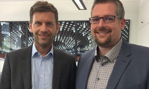 Dennis Weilmann, Dezernent für Wirtschaft, Digitalisierung und Kultur, und Dr. Sascha Hemmen, Referatsleiter Digitales und Wirtschaft. Foto: Stadt Wolfsburg