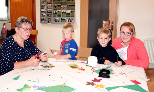 Hier helfen die Erwachsenen dem drei Jahre alten Bastian (links) aus Roklum und Hannes (5) aus Schladen
Foto:Bernd-Uwe Meyer