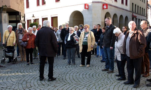 Interessiert verfolgen die Hornburger Gäste die Ausführungen des Stadtführers. Foto: P. Illner