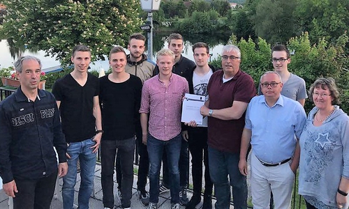 Marcel Sydow (5 v. l.) überreicht als Projektleiter offiziell die Auswertungen an den Vereinsvorsitzenden Rainer Porath (4. v. r.). Foto: WSV