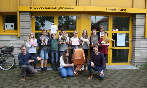 Die Sieger des Latein-Wettbewerbes präsentieren gemeinsam mit ihren Lateinlehrern Daniel Teevs und Jan-David Gendek sowie Schulleiter Jürgen Siebert ihre Trojanischen Pferde. Foto: Schule
