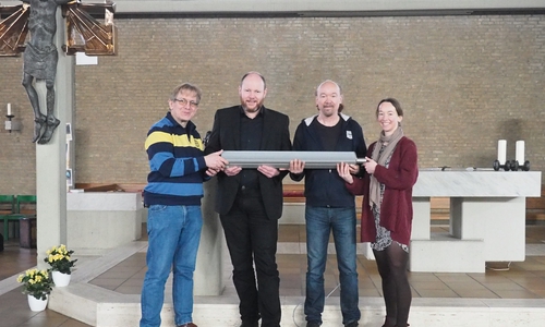 Symbolisch halten sie gemeinsam einen der gespendeten Lautsprecher (v.l.): Wolfgang Rassl, Pfarrer Matthias Eggers, Pan Acoustics-Geschäftsführer Udo Borgmann und Frederica Eichler. Foto: Pfarrbüro St. Petrus