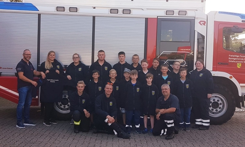 Gut gekleidet für den Herbst: Die Angehörigen der Jugendfeuerwehr Sickte präsentieren ihre neuen Fleece-Jacken. Foto: JF-Sickte
