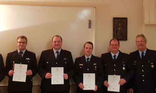 Von links: Hendrik Laabs, Eike Hoppmann, Julius Ebers, Sascha Remmer, Stefan Hanne, Zugführer Hans-Otto Steckhahn und Kreisbrandmeister Tobias Thurau. Foto: Stadtfeuerwehrpresseteam Wolfenbüttel