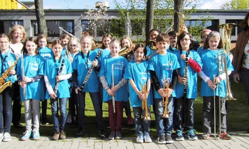Mit der Bläserklasse freuten sich zur T-Shirt-Übergabe (v. l. n. r.) Andreas Meißler (Ehemaligenverband), Lehrerin Renate van de Voort und Gabriela Aß­mann (Ehemaligenverband). Foto: THG