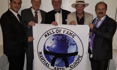  Fünfergruppe mit Hall of Fame. 