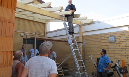 Reinhard Bauch vom Bauamt der Gemeinde Lehre hatte die Ehre, den letzten Nagel in den Sparren einzuschlagen. Fotos: Gemeinde Lehre