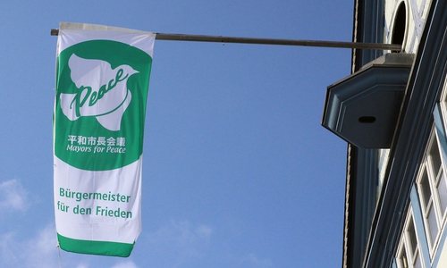 Die Flagge des weltweiten Bündnisses „Mayors for Peace“ weht am Rathaus. Foto: Stadt Wolfenbüttel